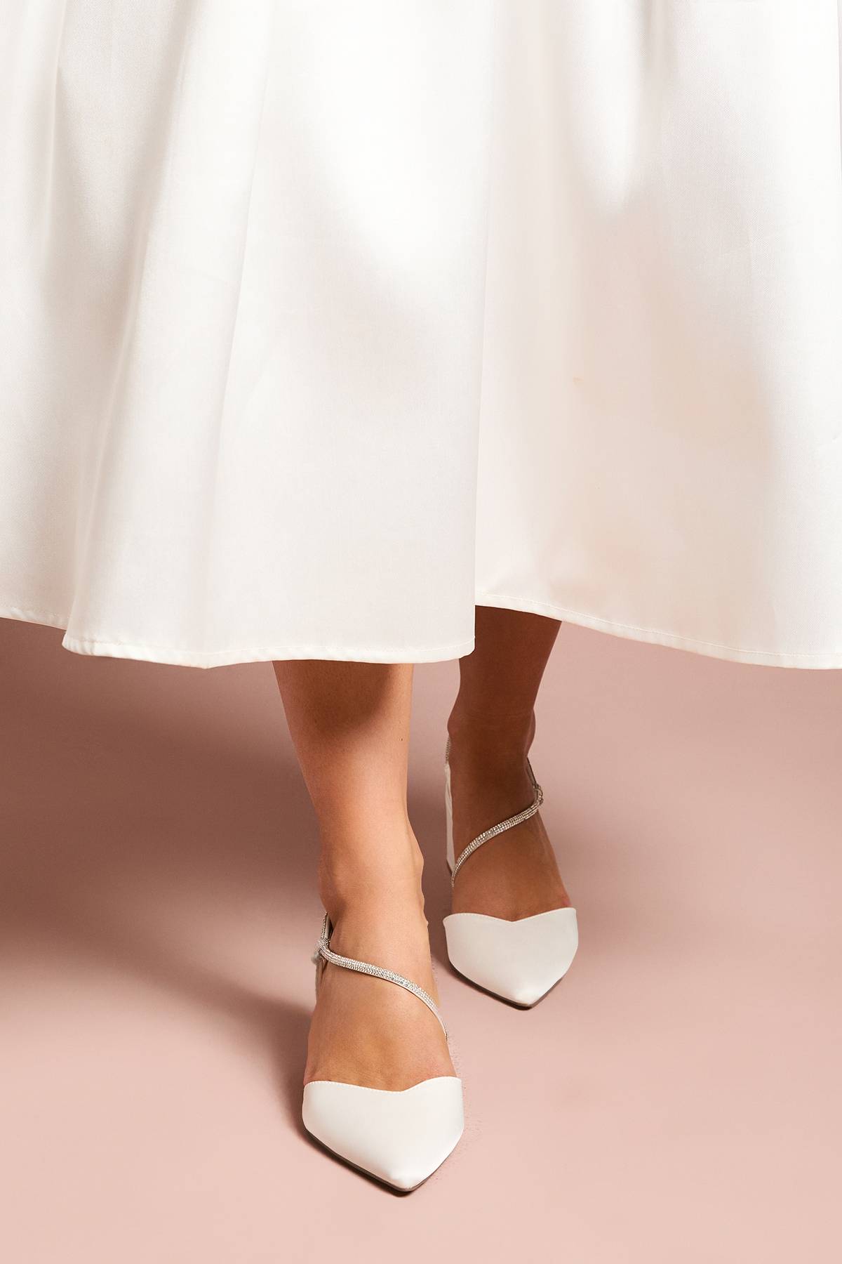 Coast Escarpins de Mariée Deyla Coupe Large en Satin avec Bride Asymétrique Ornée de Strass et Talon Bloc Haut