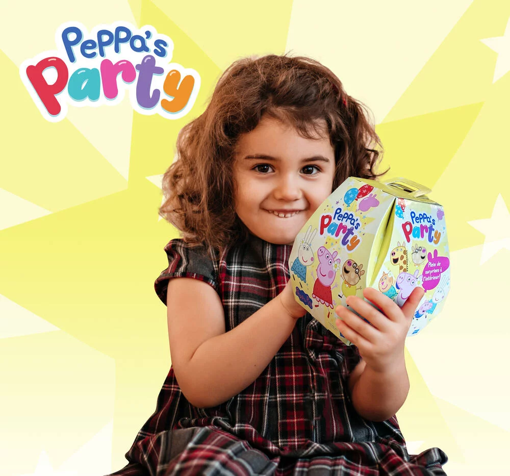 PEPPA PIG  BOITE SURPRISE AVEC FIGURINES STICKERS ET POSTER
