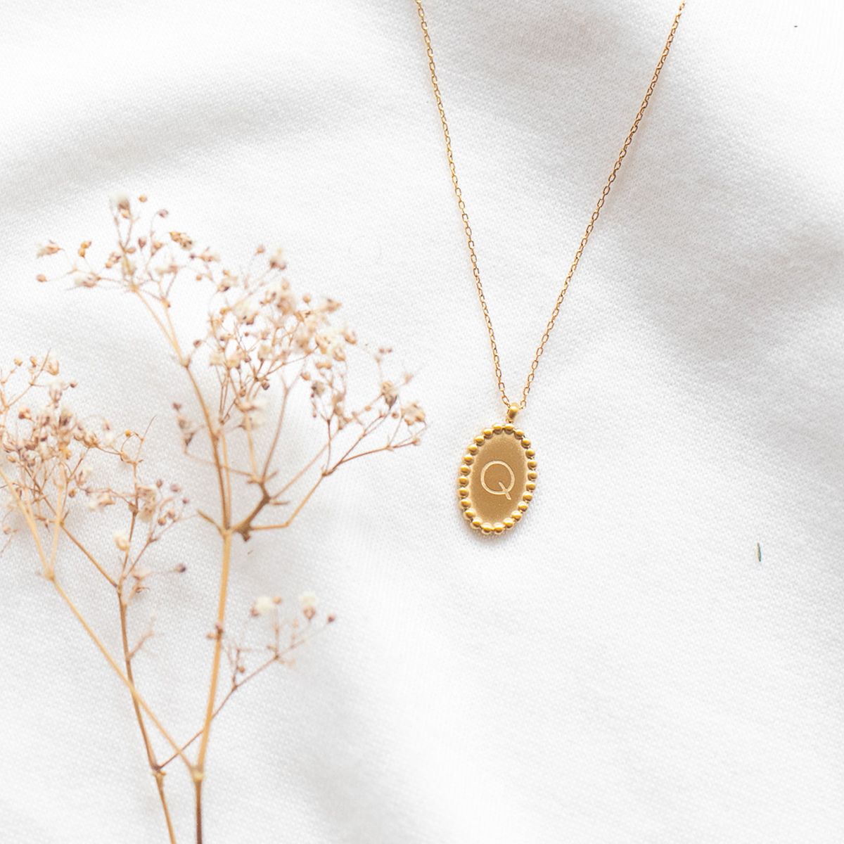 Collier médaillon gravé lettre alphabet