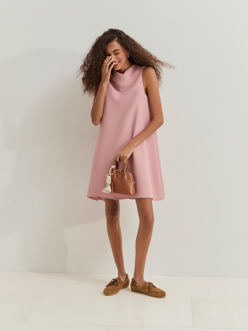 Vestido curto de manga cava