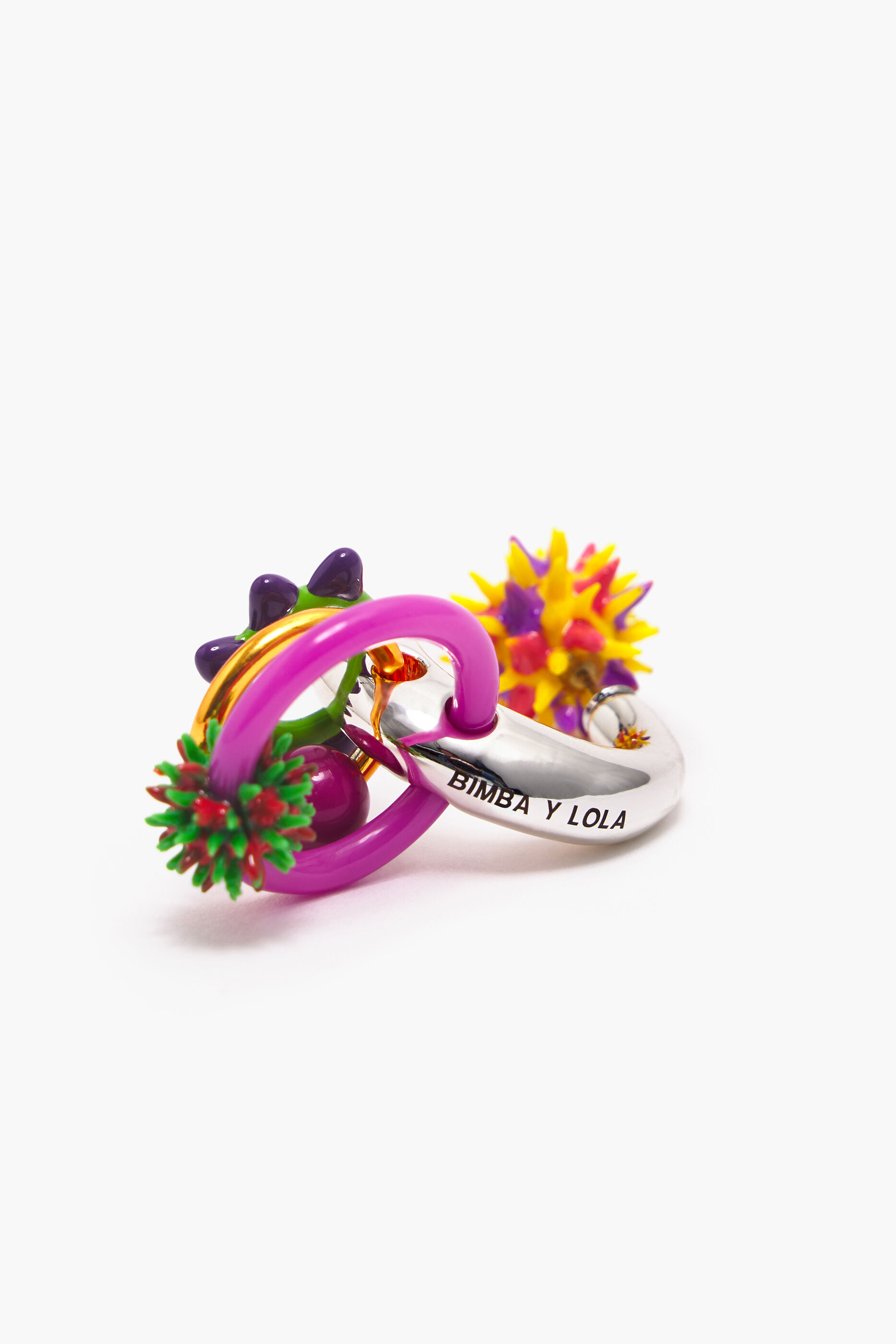 Brinco de argola com peças esmaltadas multicoloridas