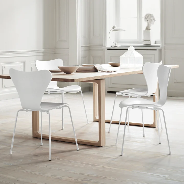 Fritz Hansen - Serie 7 Stuhl, Monochrom schwarz / Esche schwarz gefärbt