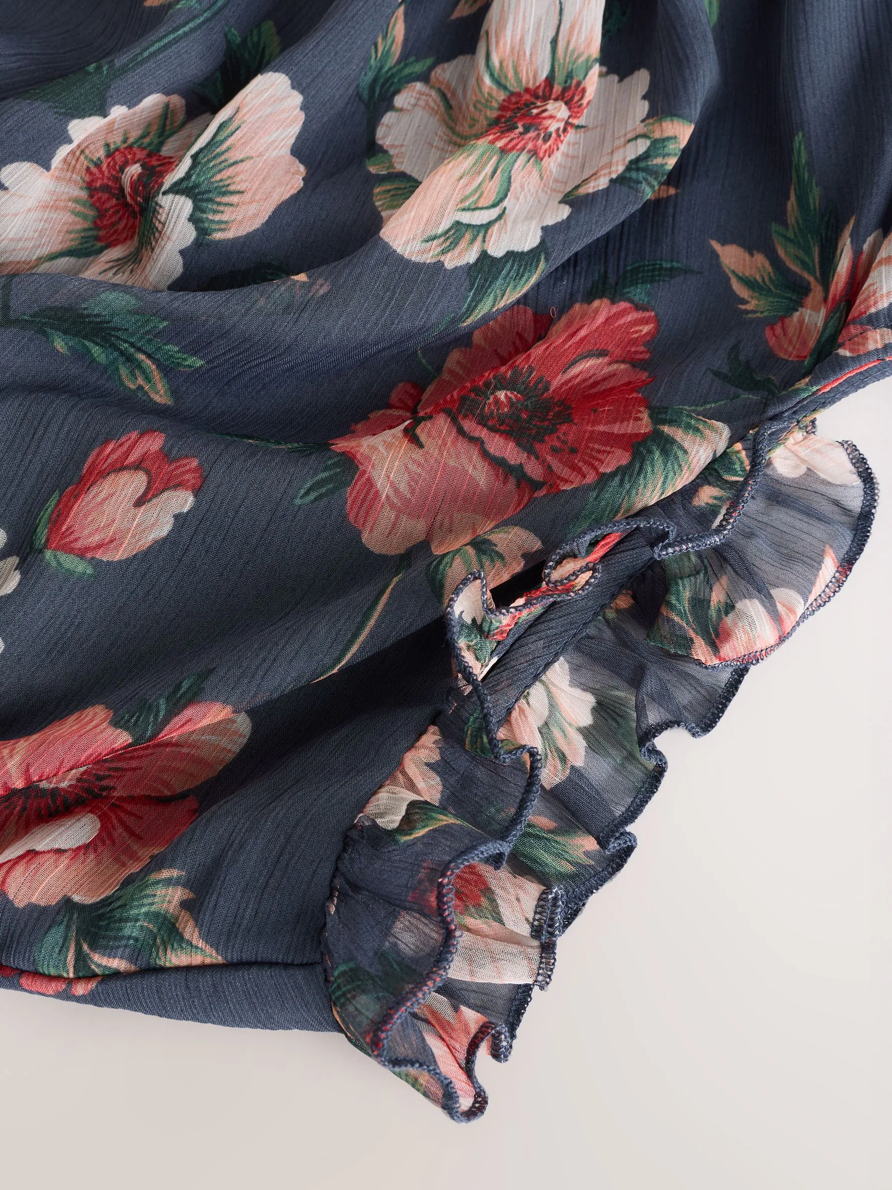 Marineblauw met bloemenprint - Gedrukte Maxi-jurk met hoge hals en tierlantijntjes
