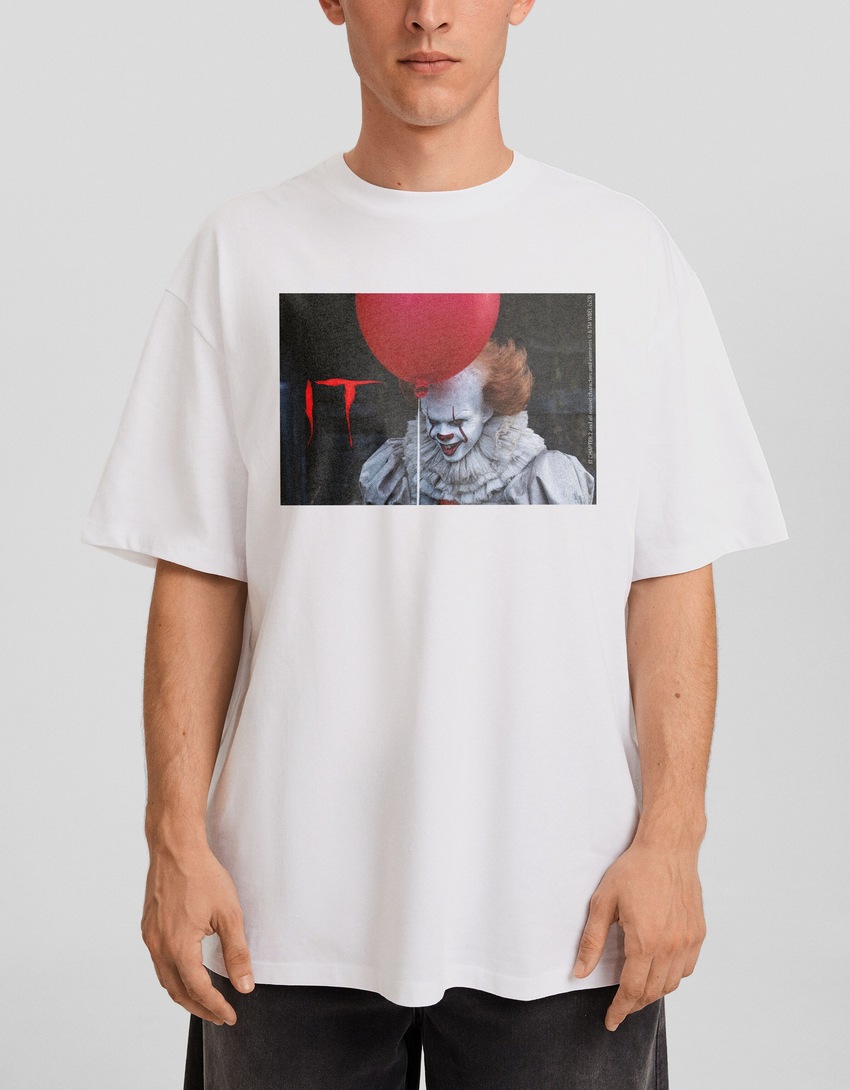 Camiseta de manga curta com estampa IT e modelagem quadrada