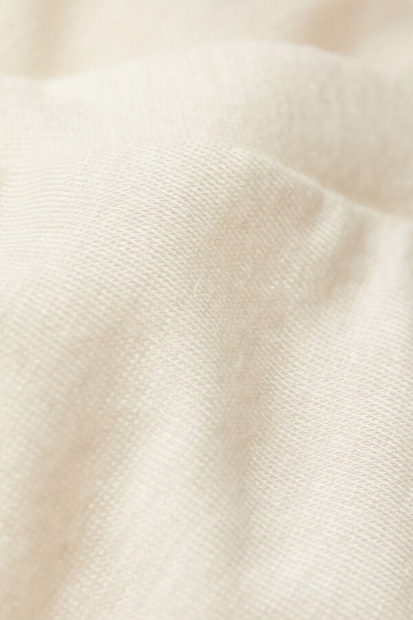 Camiseta ultraleve de modal com decote em V e detalhes em cashmere.