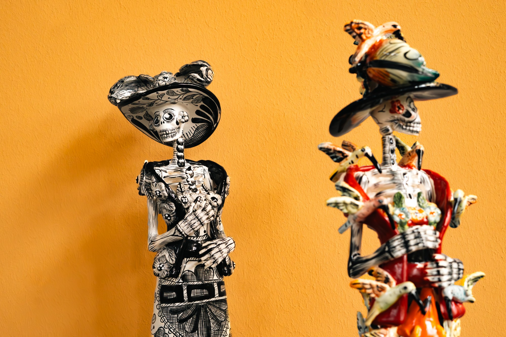 Keramik-Figur 'Con Rebozo', schwarz-weiß, H 59 cm, B 20 cm, L 18 cm von fischer's lagerhaus