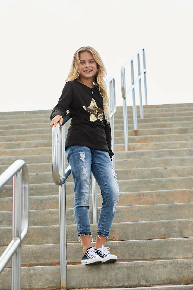 KIDSWORLD Langarmshirt »STERN«, Langarm,  taillierter Schnitt,  mit glitzernden Pailletten