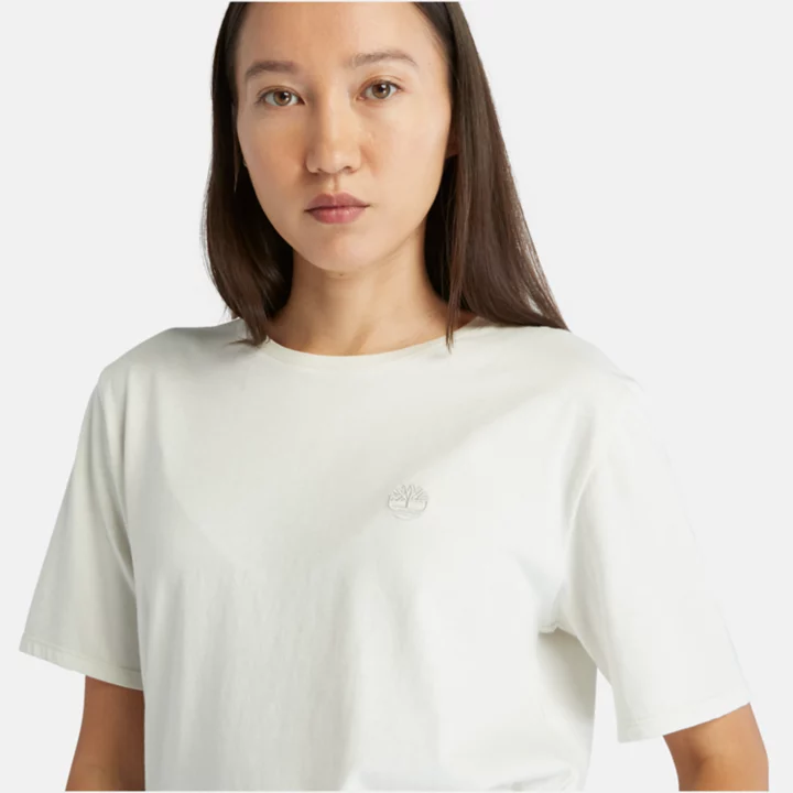 Camiseta feminina branca com logo bordado.