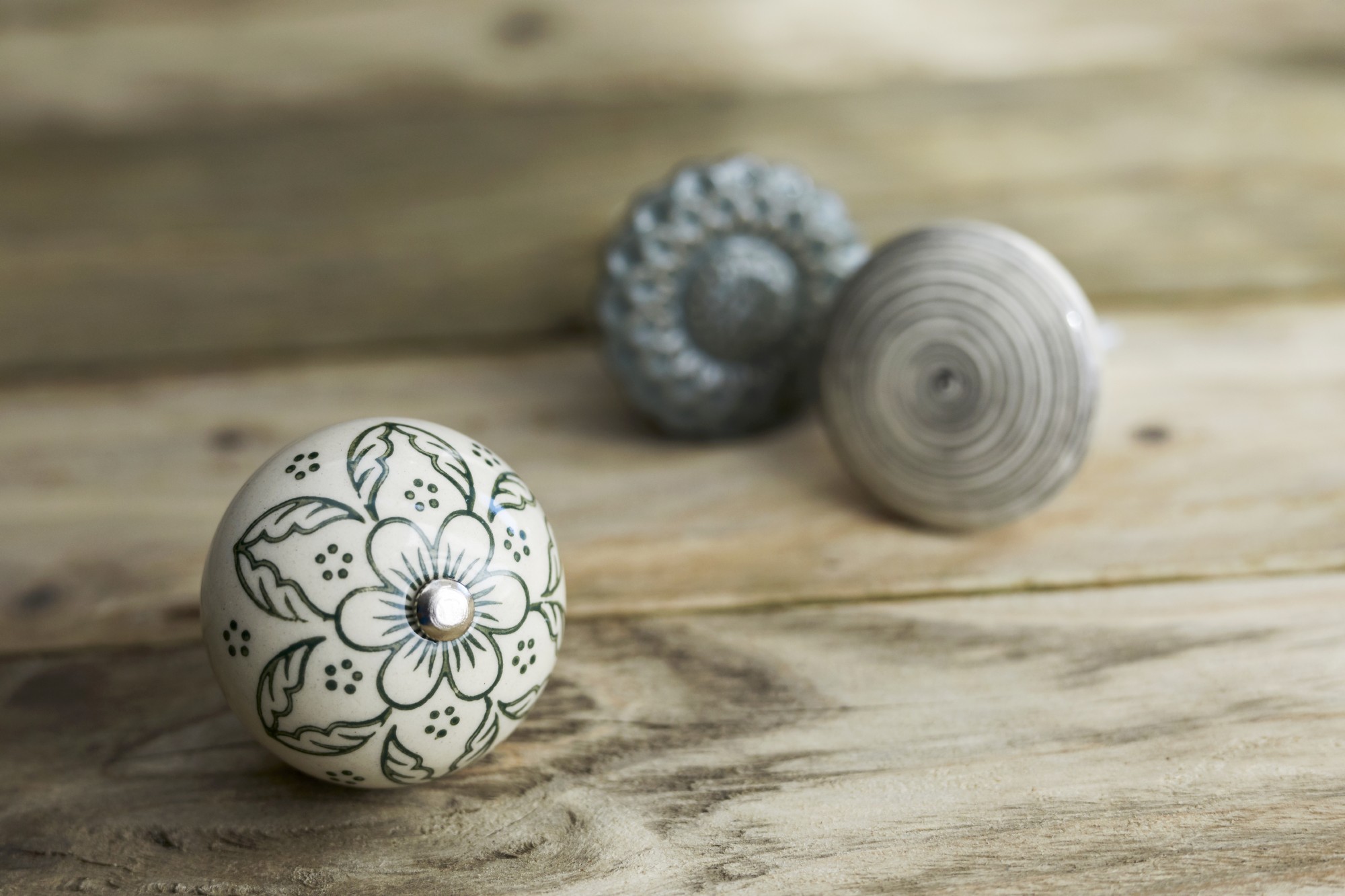 Keramik-Knauf 'Blume', weiß, oliv, T 4 cm, B 4 cm, H 3,5 cm günstig bestellen