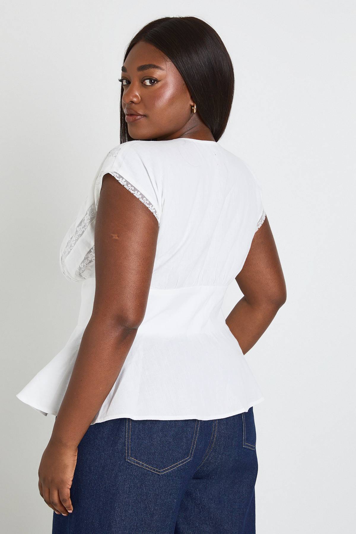 boohoo Haut Smocké Grande Taille Avec Détails De Dentelle Tissée