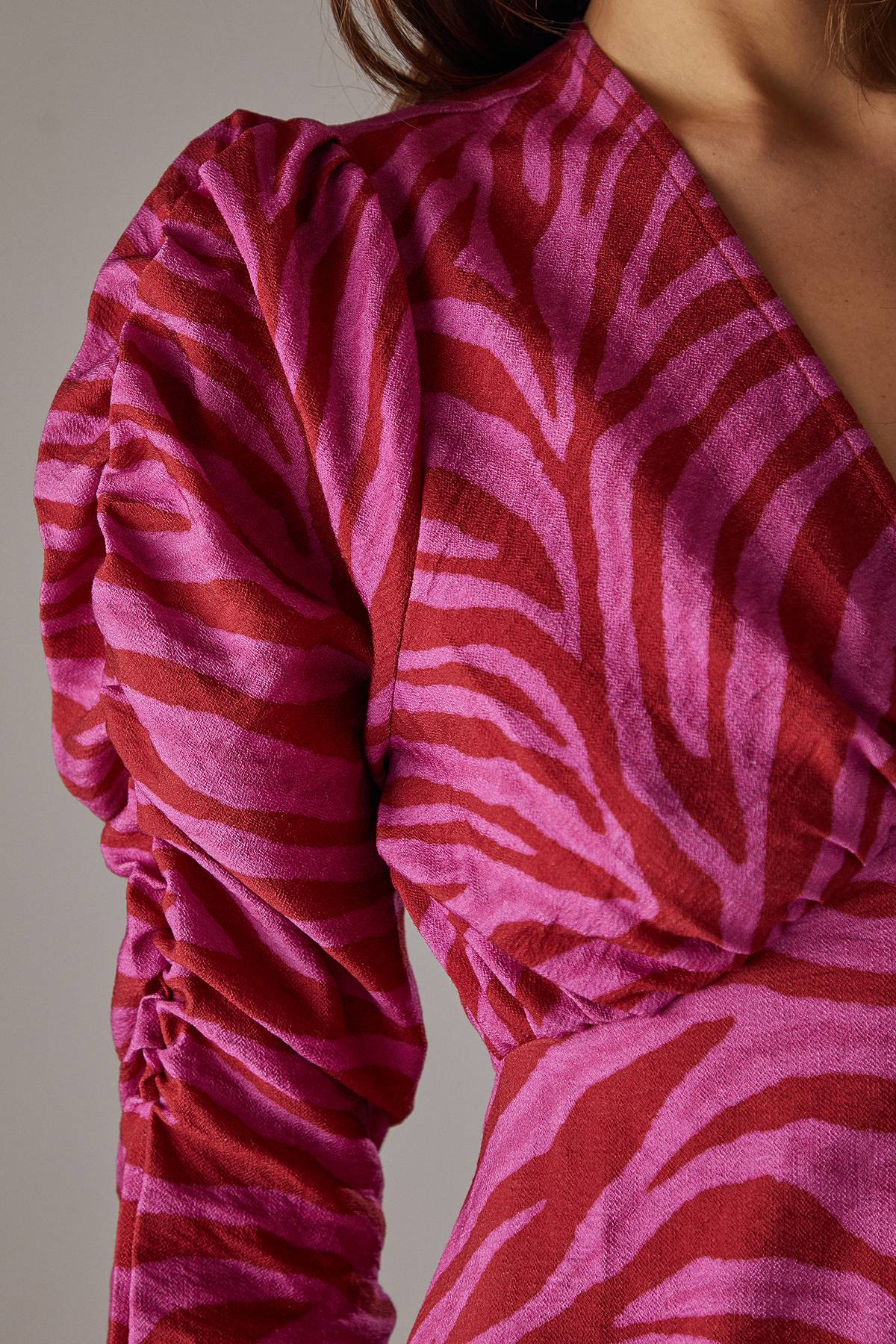 Warehouse Robe Mi-Longue en Viscose à Imprimé Zèbre Rose avec Col V et Manches Longues Bouffantes