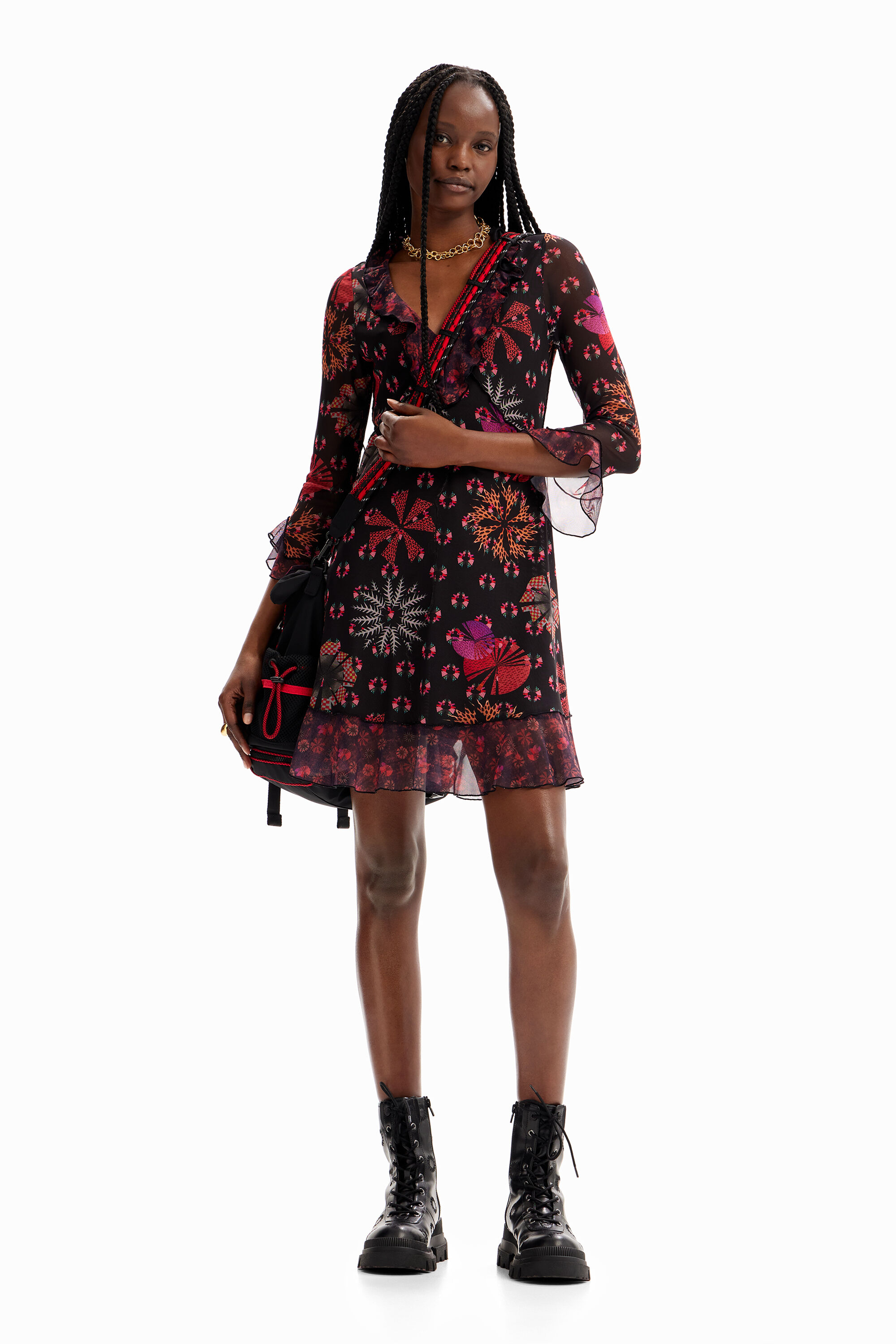 Vestido curto com mangas esvoaçantes