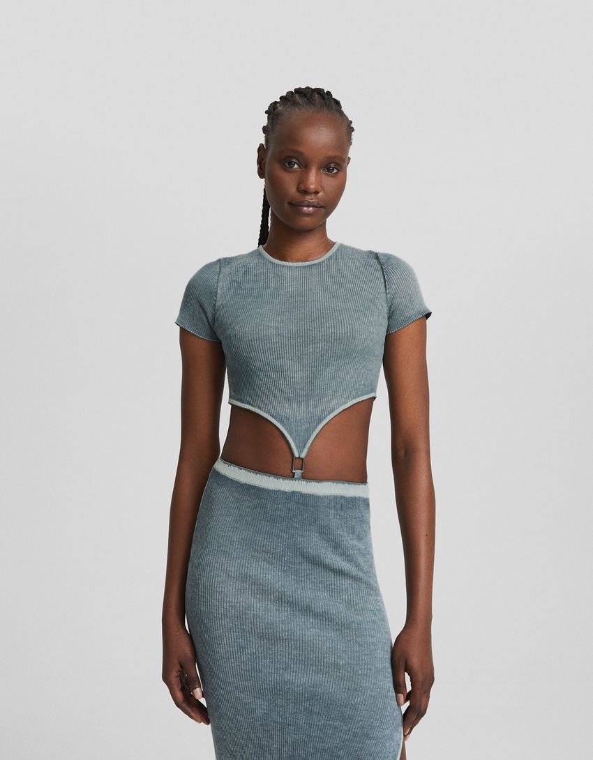 Vestido midi de malha com efeito desbotado e recorte.