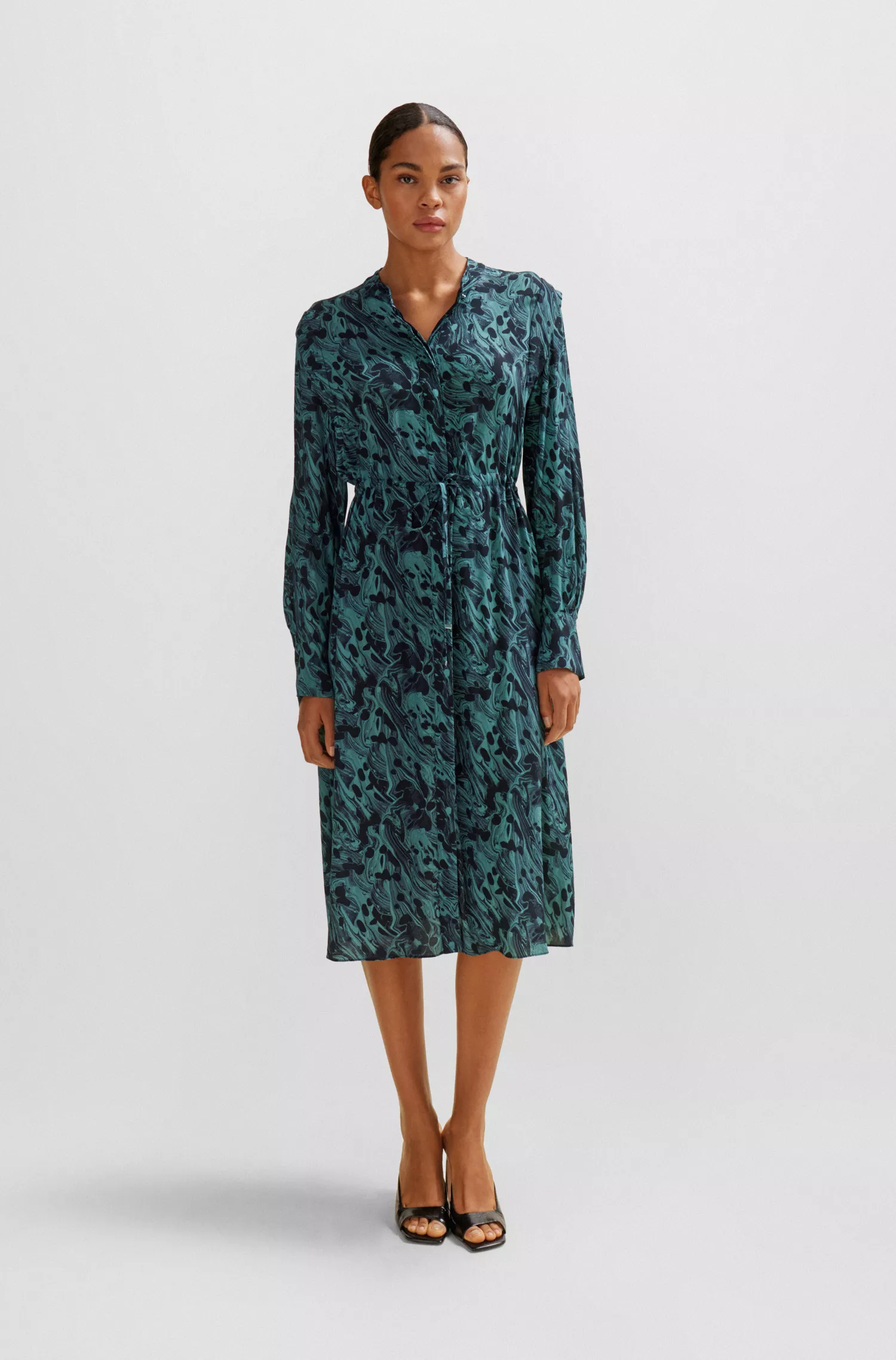 Vestido BOSS preto com estampa abstrata e cintura ajustável por cordão.
