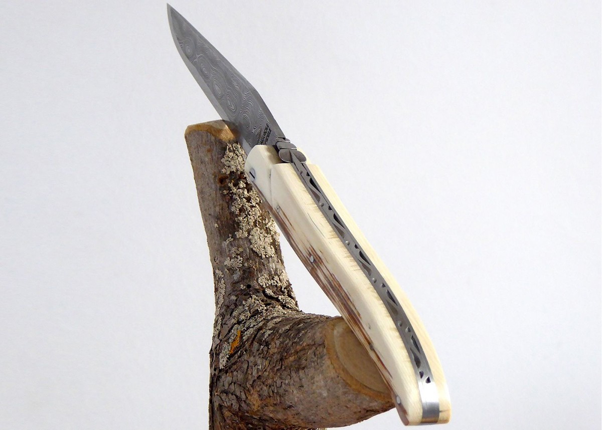 Couteau Laguiole avec une lame Damas et un manche en ivoire de Mammouth plein manche