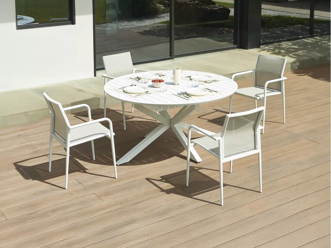 Salle à manger de jardin en aluminium : une table extensible L.150/200 cm et 4 fauteuils empilables - Gris clair et blanc - YOHA de MYLIA