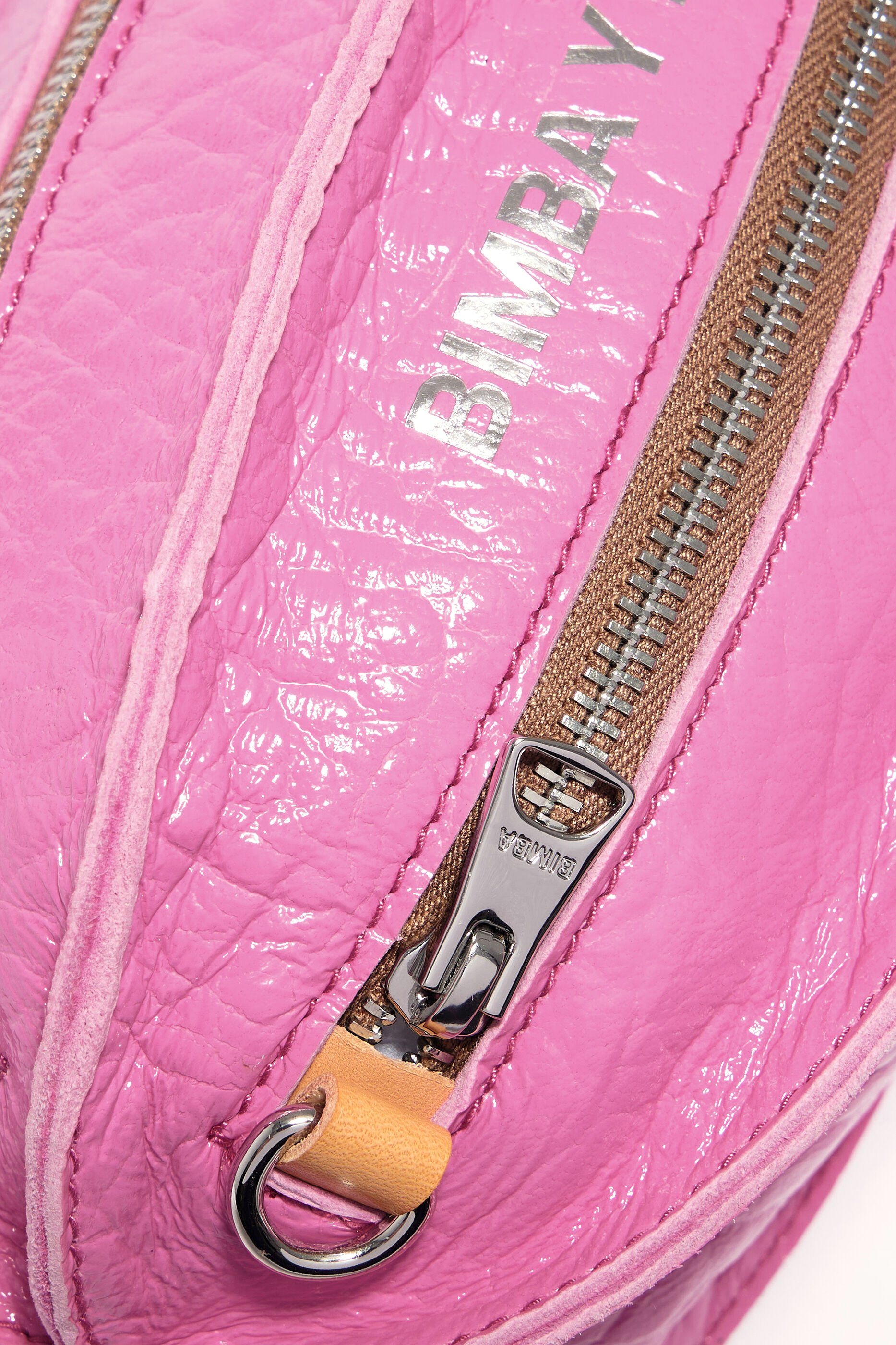 Bolsa pequena de couro rosa em formato de bola
