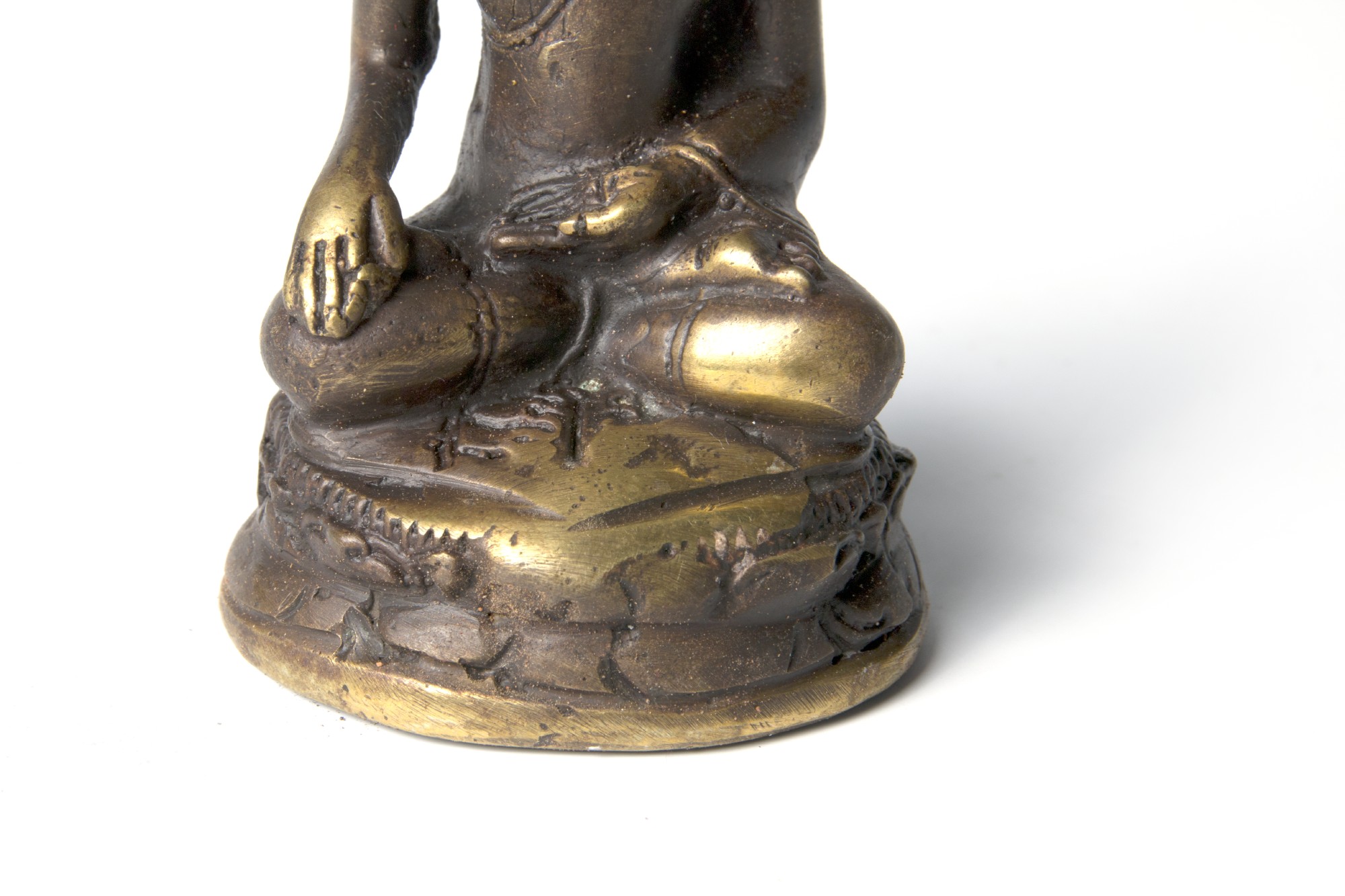 Buddha sitzend, aus Bronze, B 5,5 cm, H 10 cm von fischer's lagerhaus