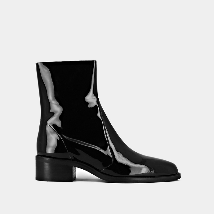 Bottines à bouts pointus  en vernis noir