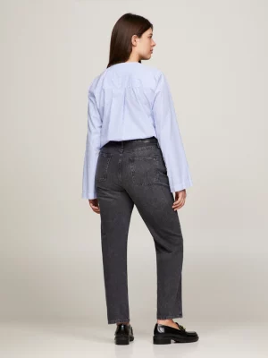 Calça jeans clássica de cintura alta e corte reto.