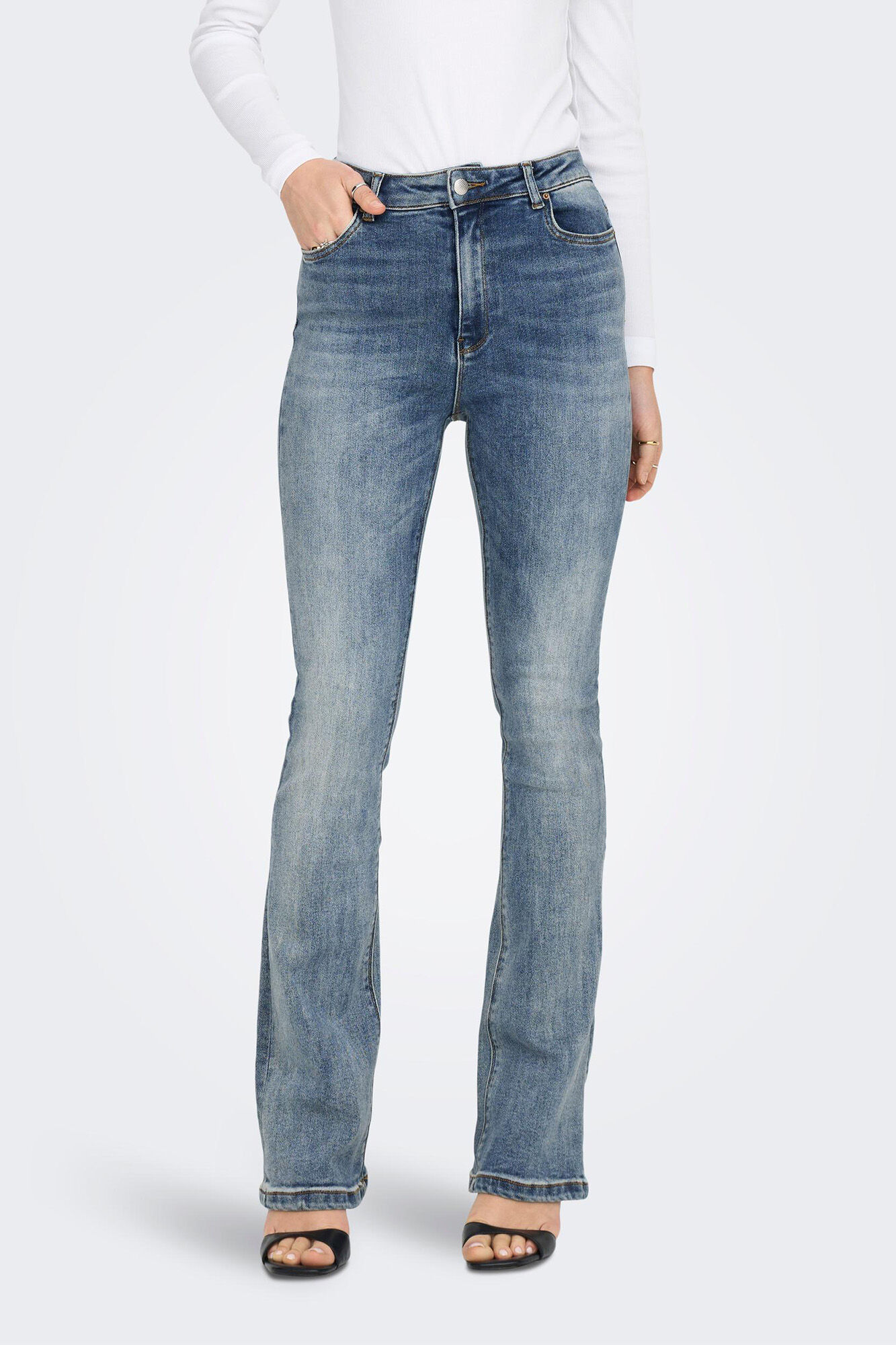 Calças jeans boca de sino de cintura alta