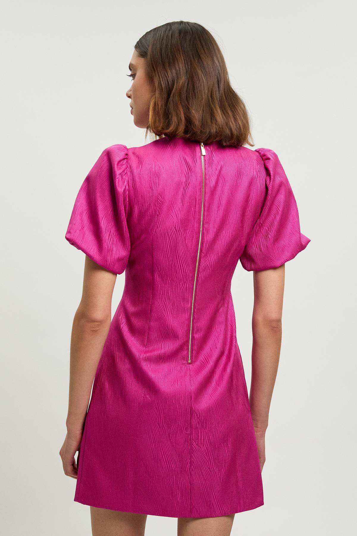 KarenMillen Robe Courte Cintrée À Encolure En V Ornée D'un Détail Et Manches Bouffantes
