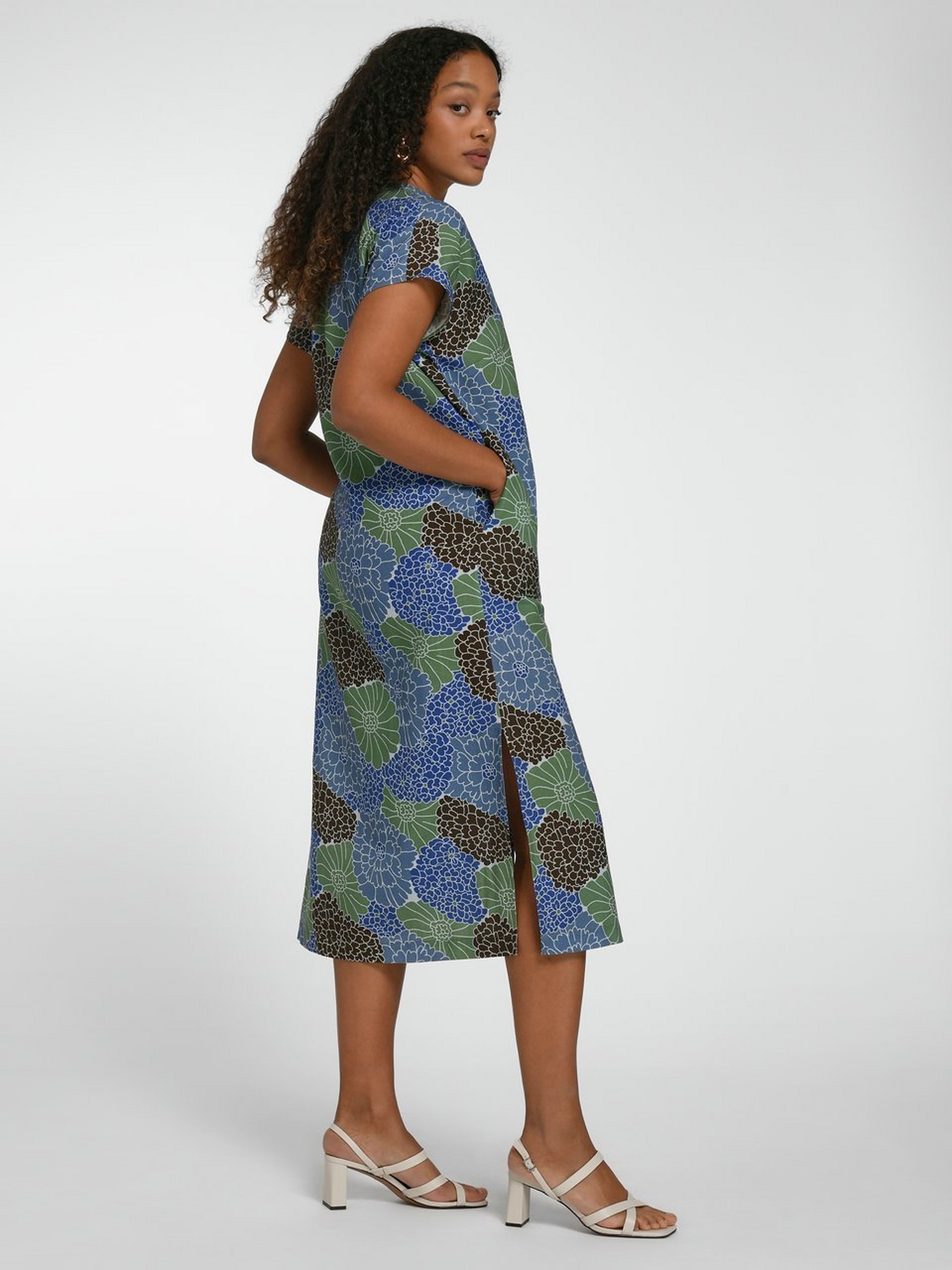 Kleid mit überschnittener Schulter
