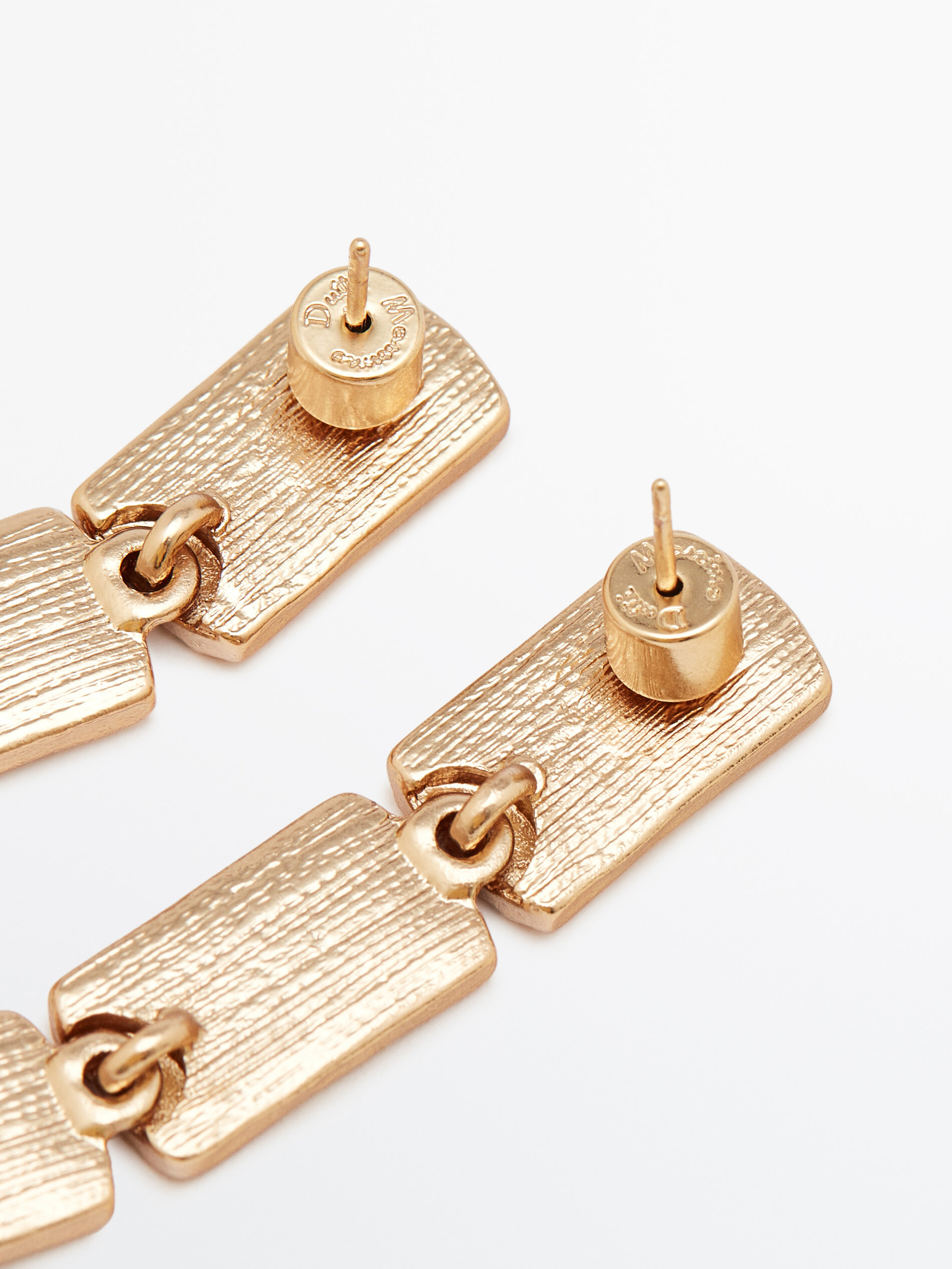Brincos longos com textura banhada a ouro - OURO