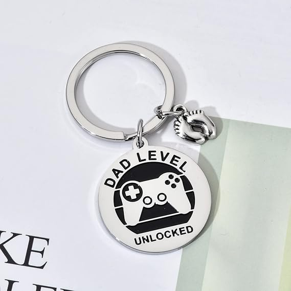 Edelstahl Gaming Schlüsselanhänger Vatertags Geschenk Accessoire mit Gravur / Fussabdruck / Spaltring - Dad Level Unlocked