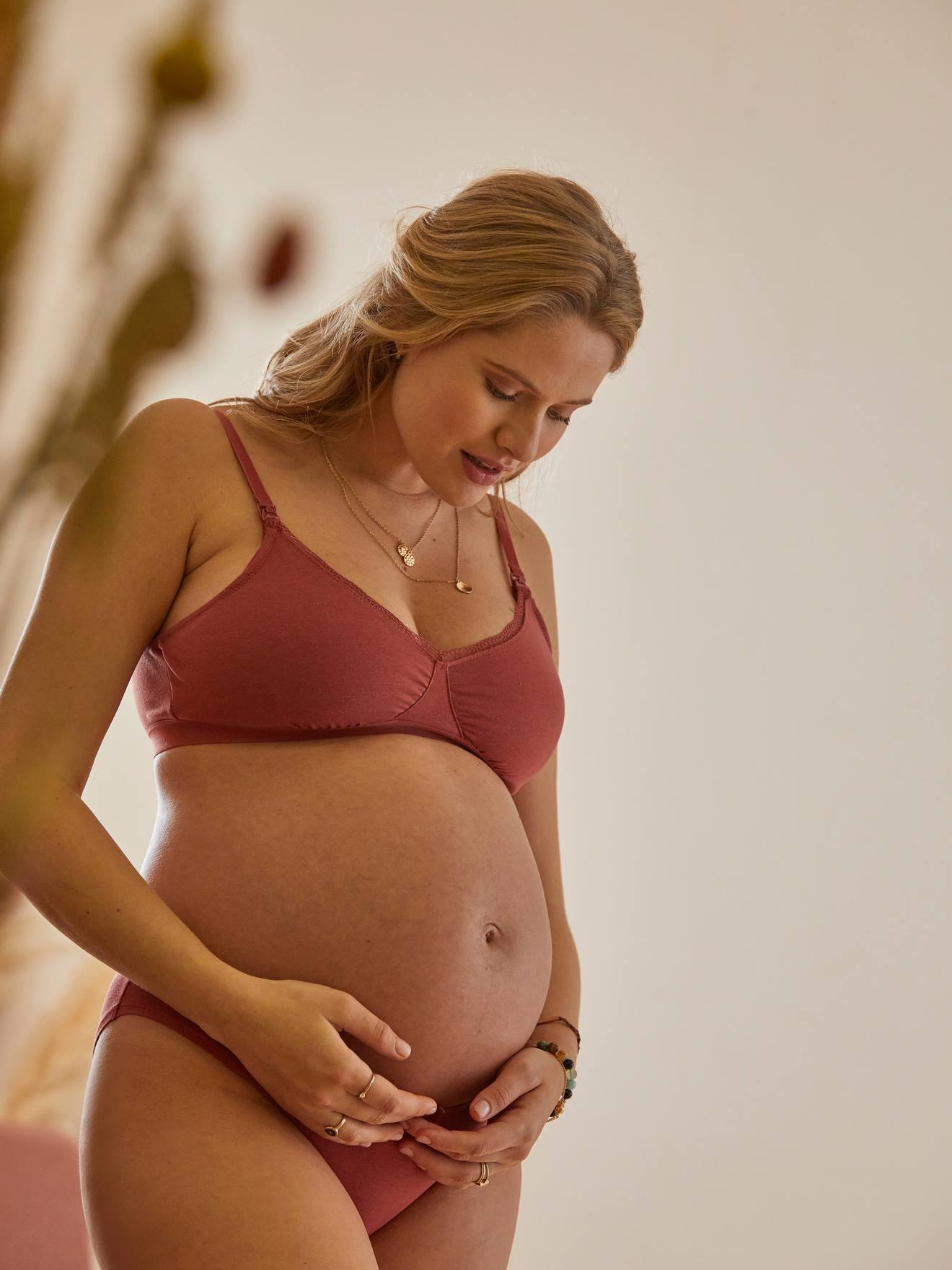 2 sutiãs de maternidade e amamentação em algodão elástico bege claro liso