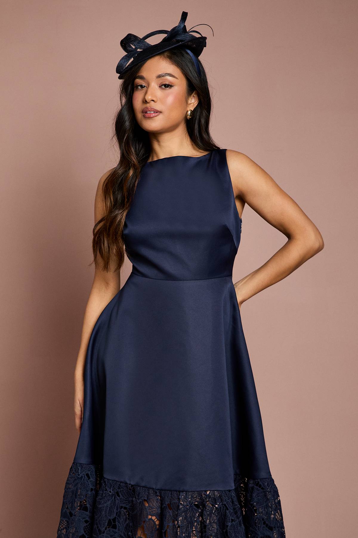 Coast Robe Longue Satinée Structurée à Ourlet en Dentelle Petite Taille
