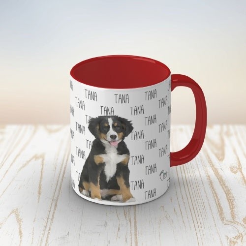 Caneca personalizada com nome e desenho em vermelho.