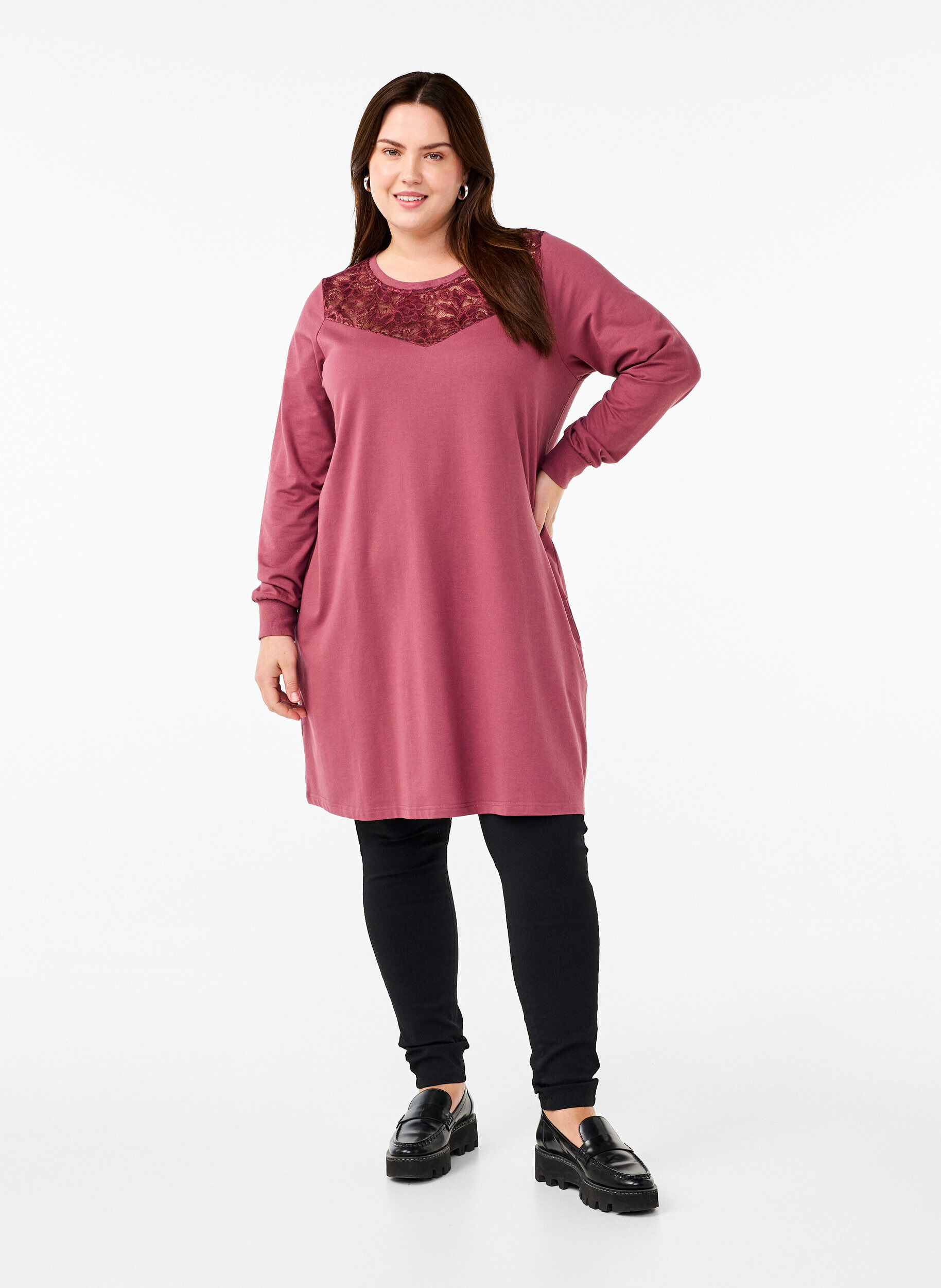 Kort sweatkjole med blondedetalje