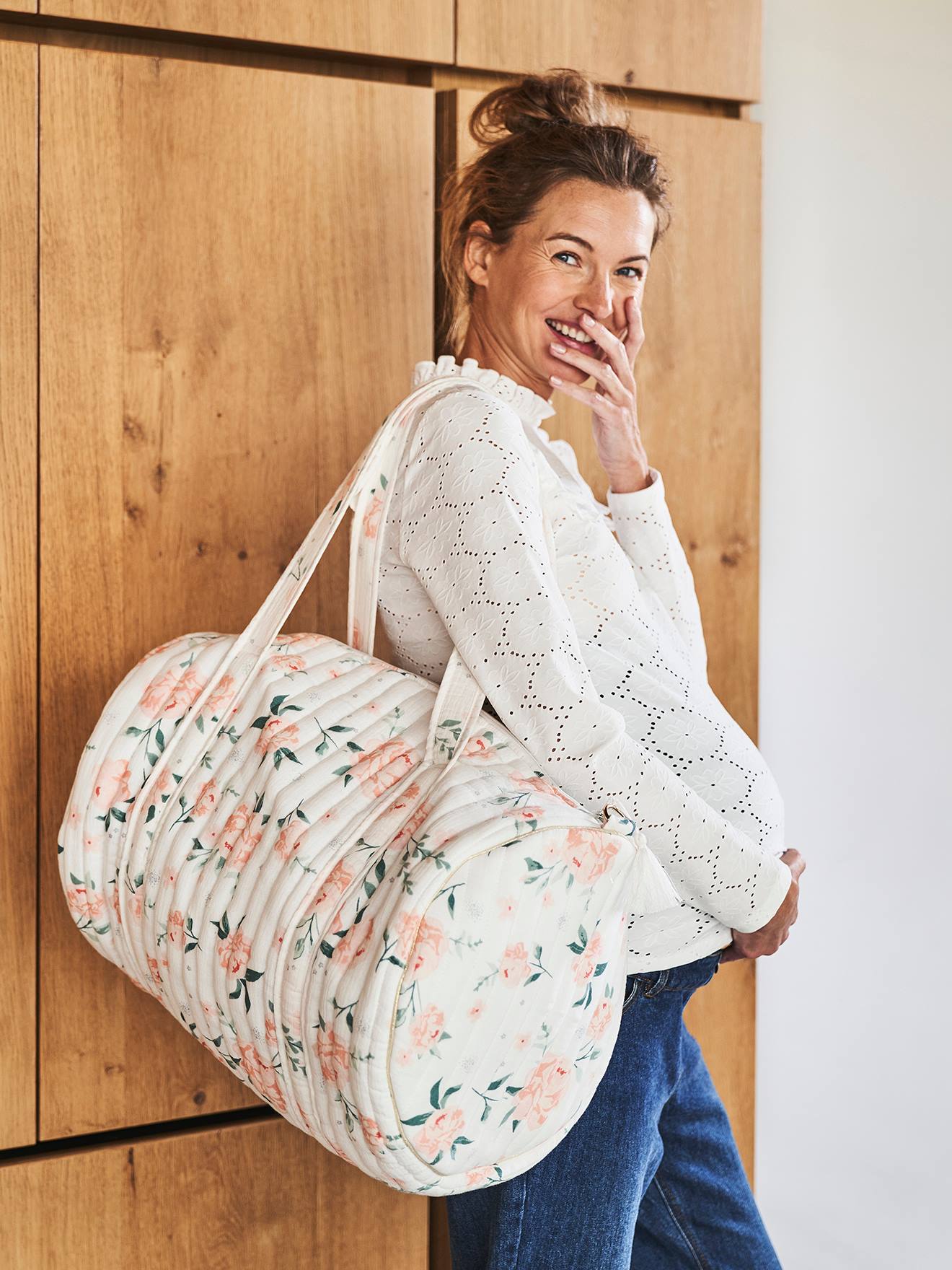 Bolsa de maternidade Baby Roll em gaze de algodão branca tamanho médio com estampa.