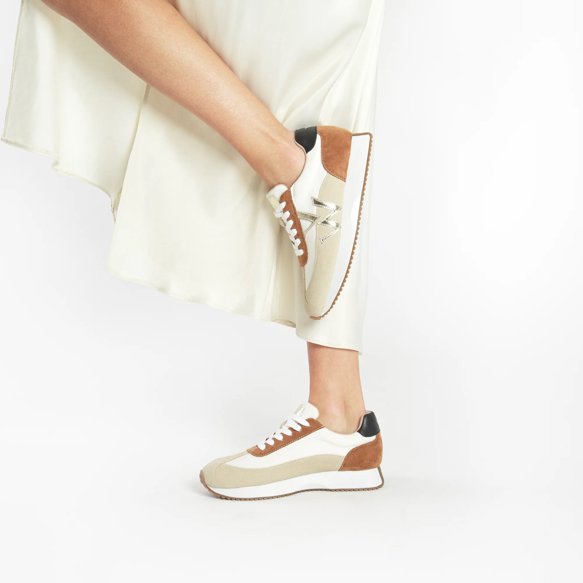 Sneakers-Baskets Rebeca beiges à monogramme or
