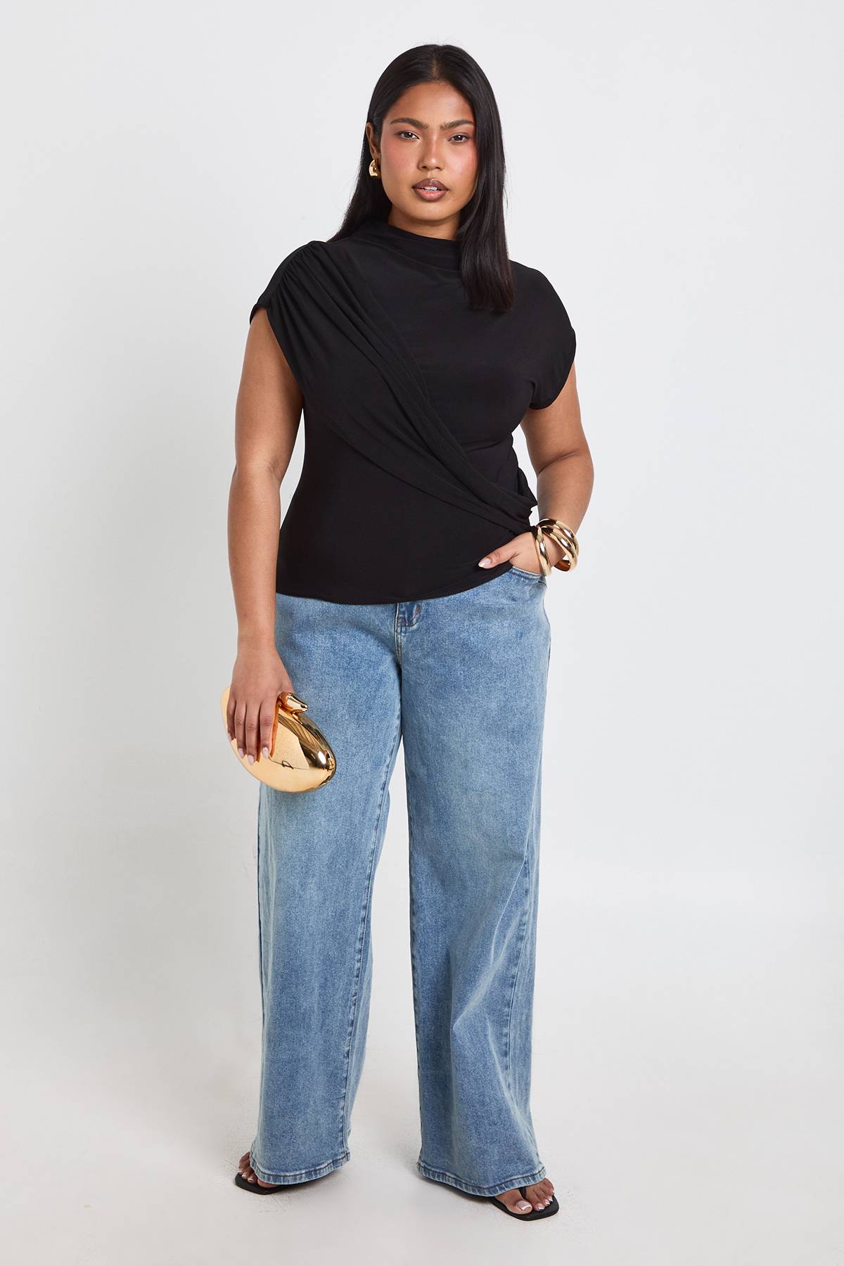boohoo Haut Grande Taille À Manches Courtes Avec Détail Cache-cœur En Tissu Fluide
