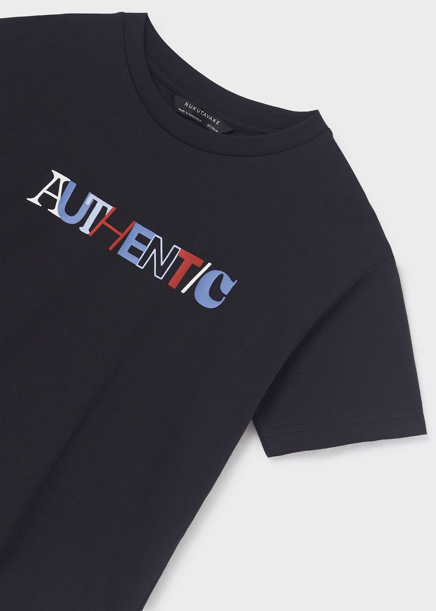 Camiseta infantil com estampa sustentável em algodão.