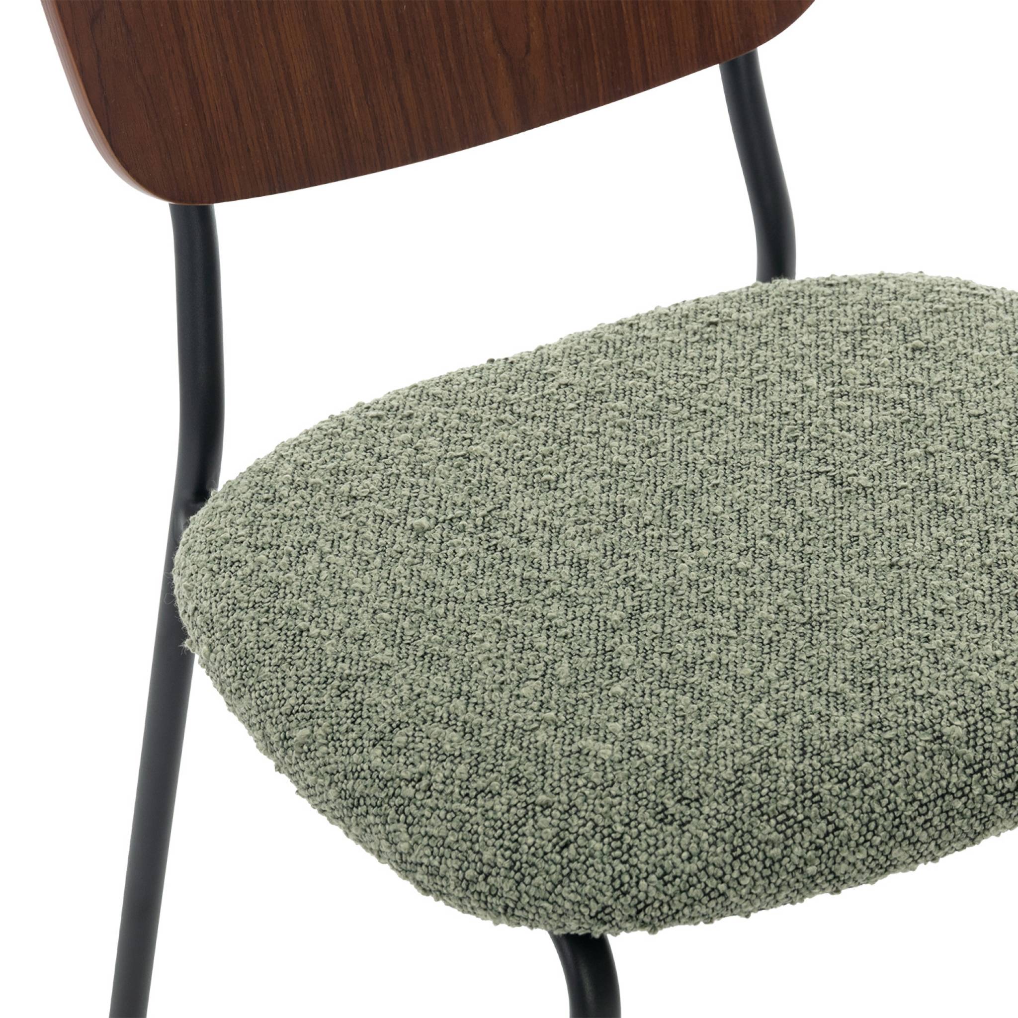 Lot de 2 chaises assise bouclette texturée verte. Dossier bois de peuplier courbé. Pieds en métal noir mat