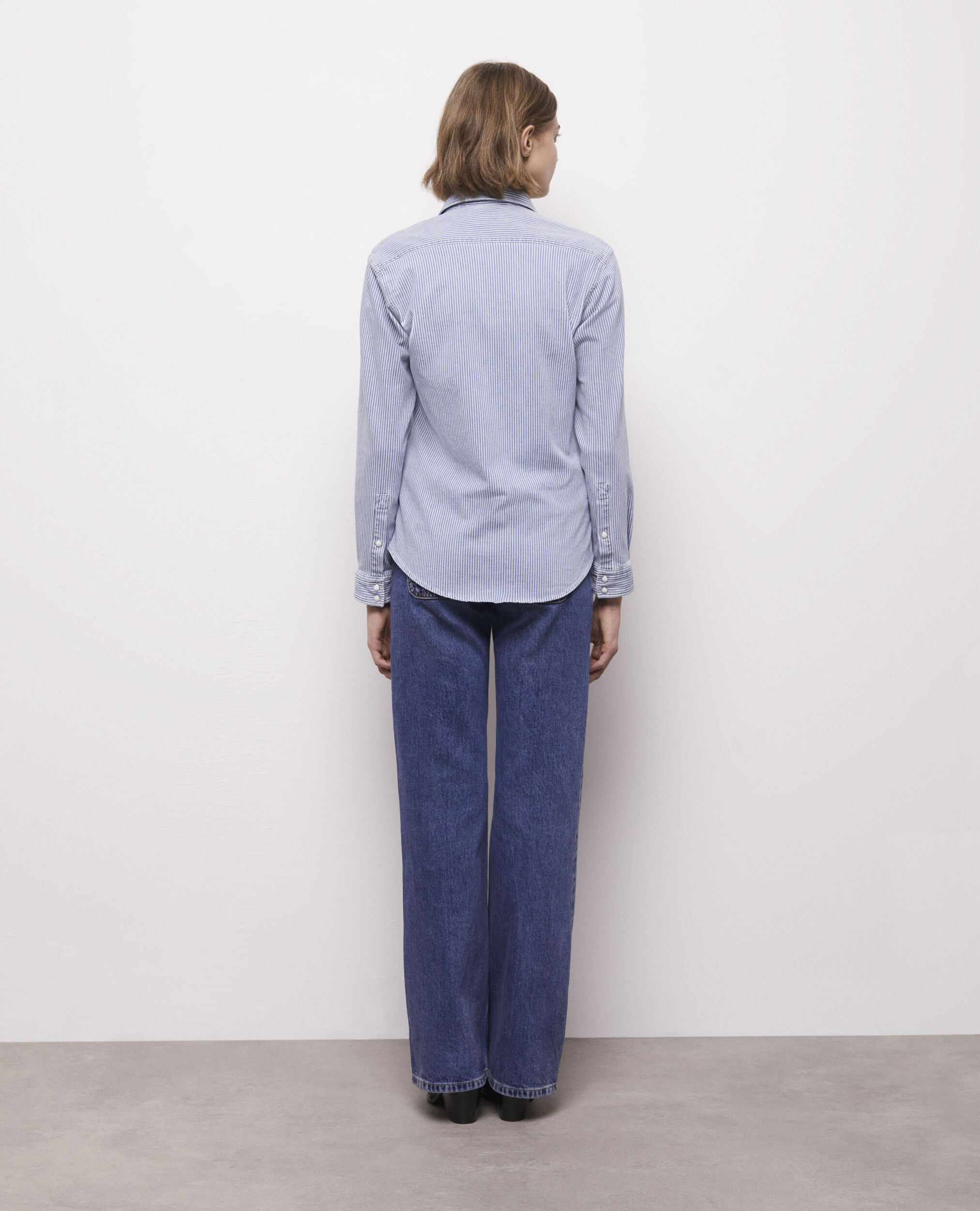 Chemise à rayures bleues et blanches