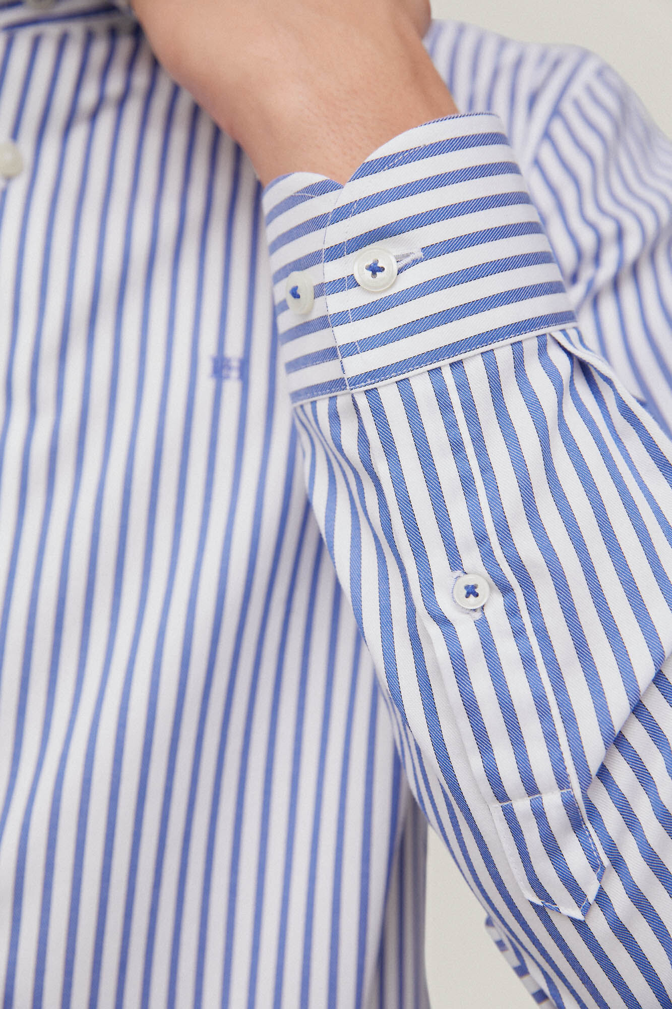 Camisa social listrada, azul, que não precisa passar e é resistente a manchas.