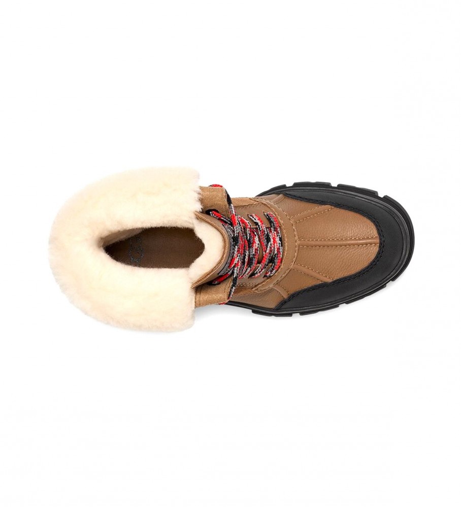 Botas UGG W Ashton Addie de couro marrom e preto.