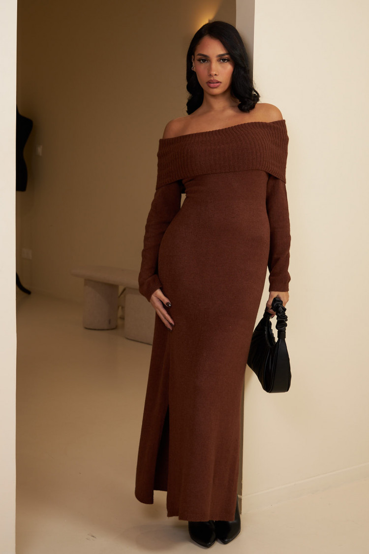 Robe longue marron en laine à col bardot