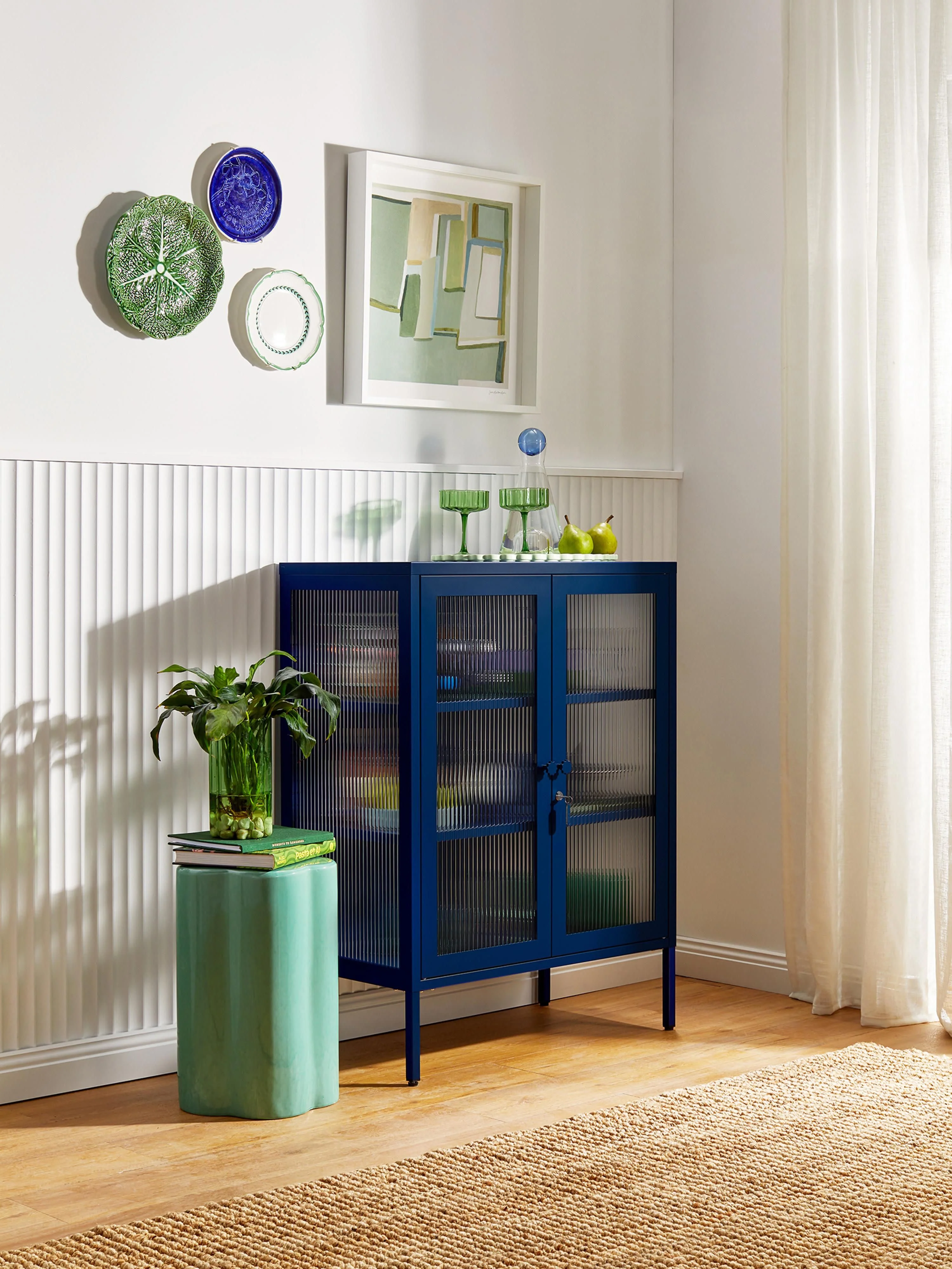 Metalen vitrinekast The Mixer met geribbeld glas