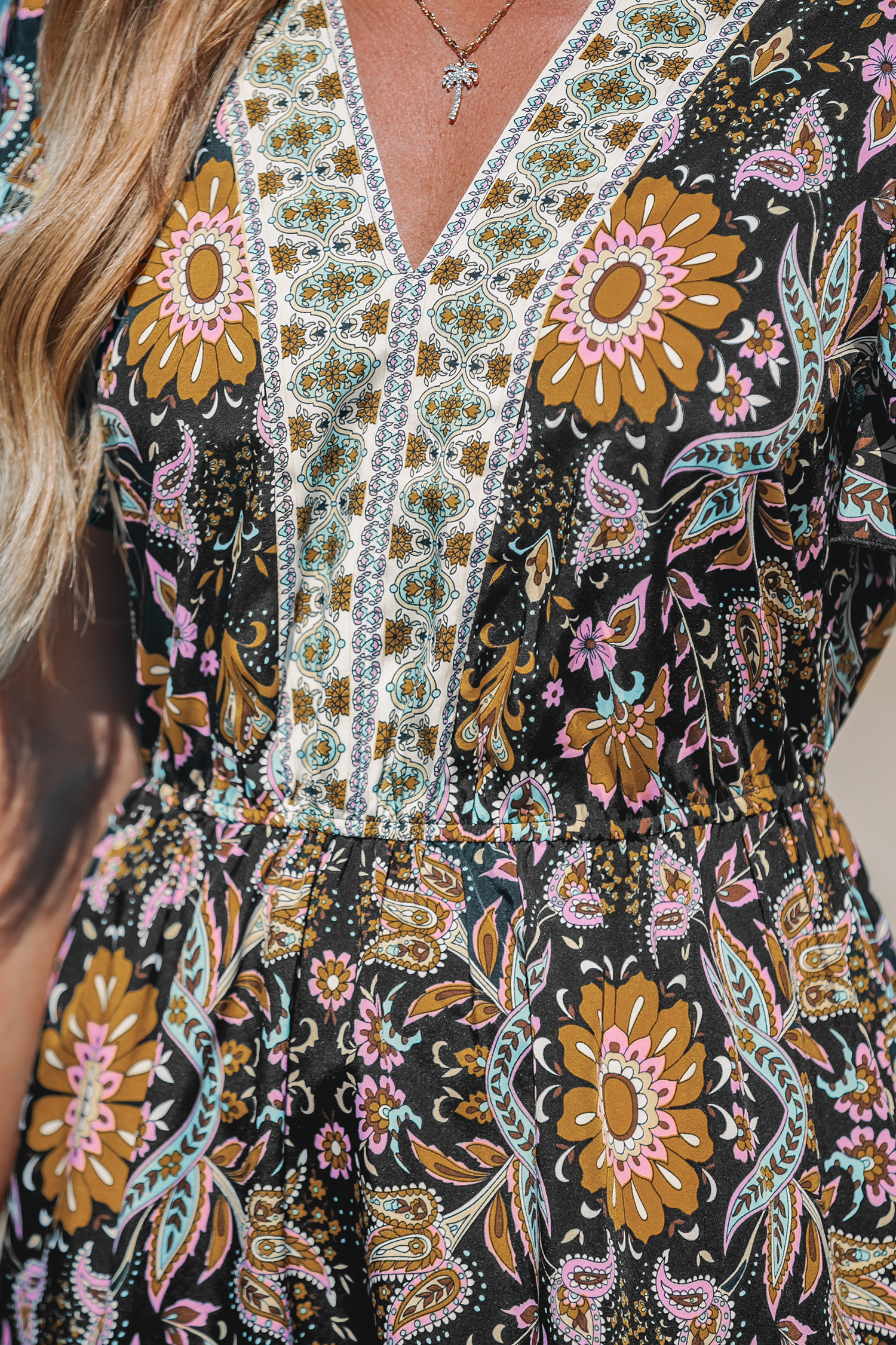 Robe mini à manches évasées et col V boho noire