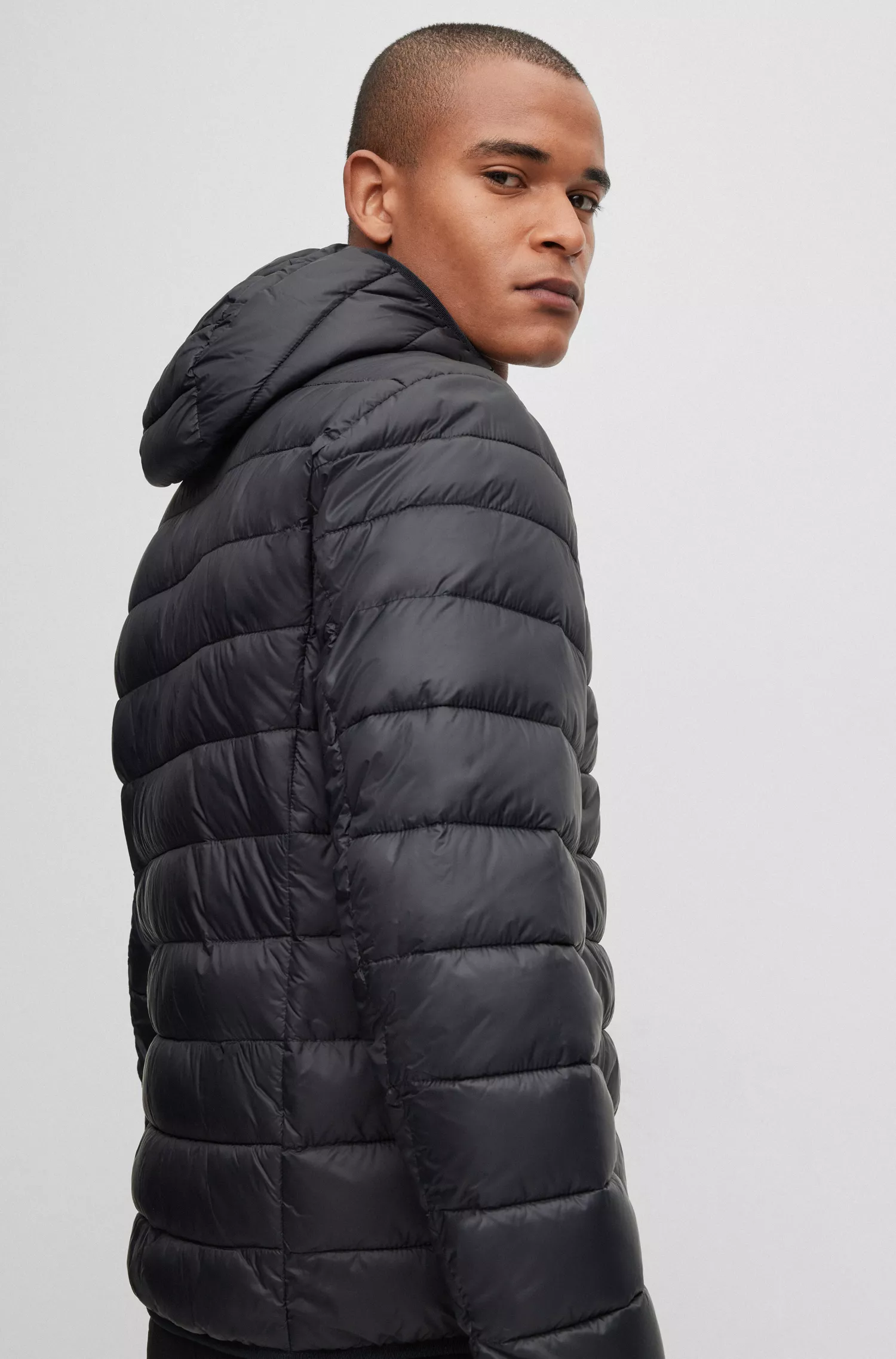 Jaqueta puffer verde-água da BOSS com detalhes da marca.