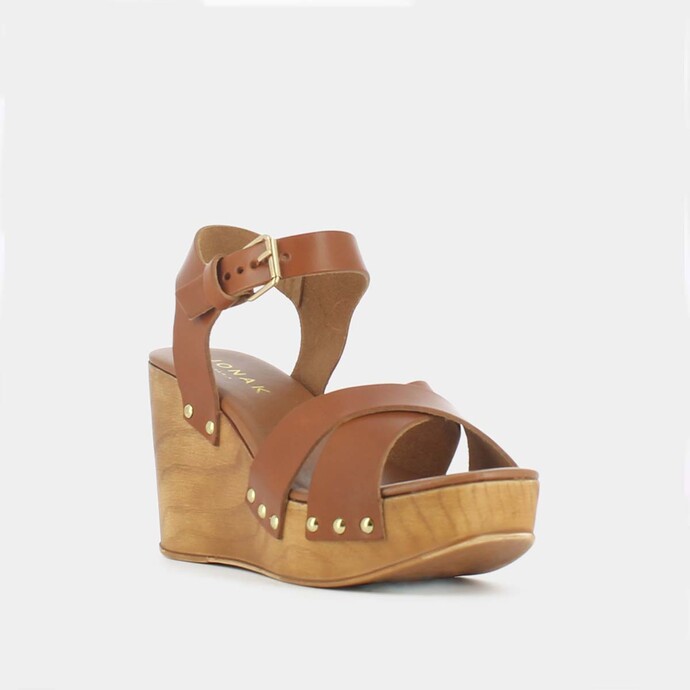 Sandales à semelles compensées et brides croisées  en cuir cognac