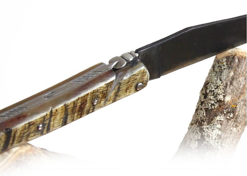 Couteau Laguiole avec un manche en Corne de bélier et lame brute