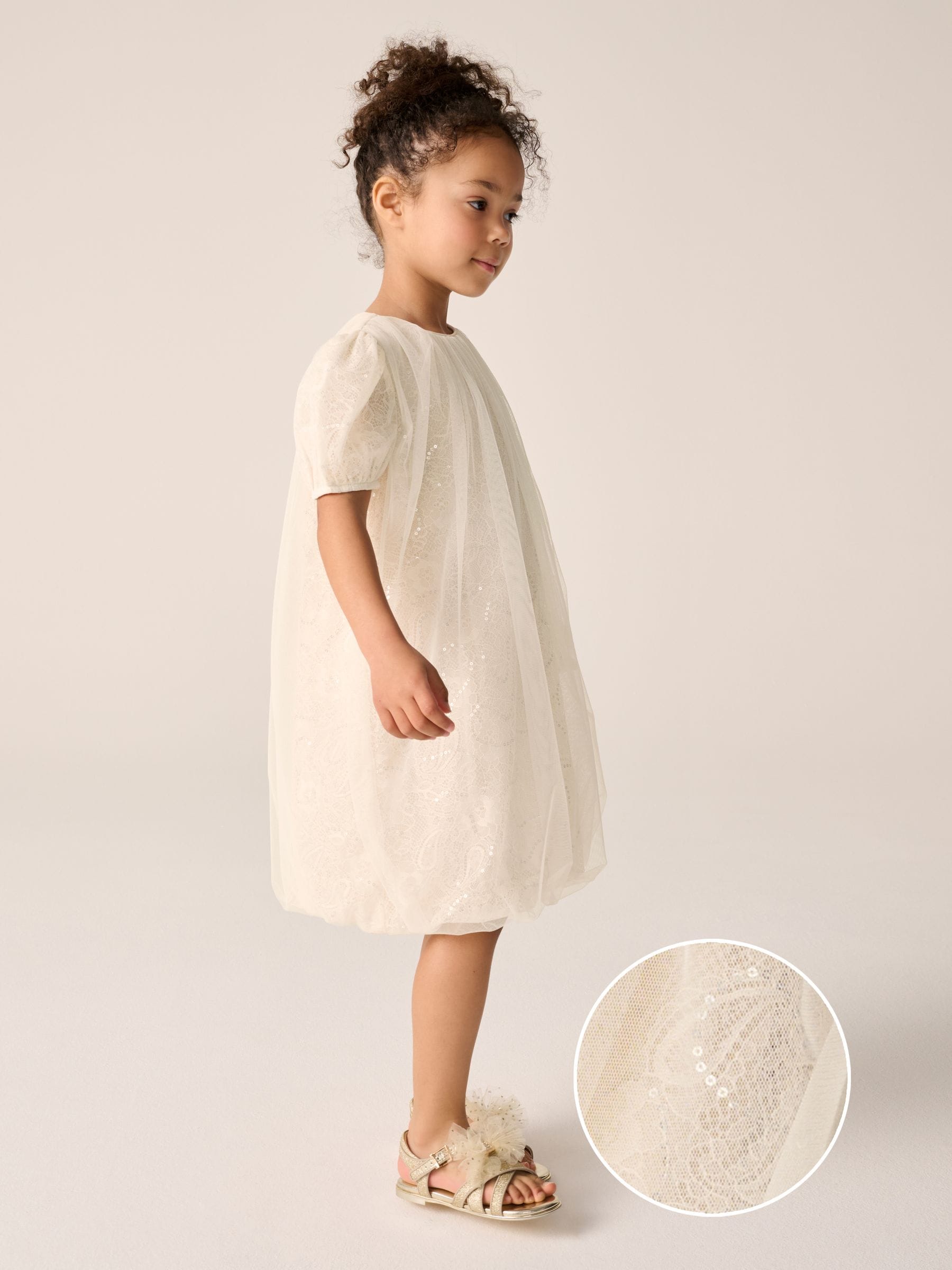 Baker by Ted Baker Crème jurk met Pailletten, kanten mesh en ballonzoom