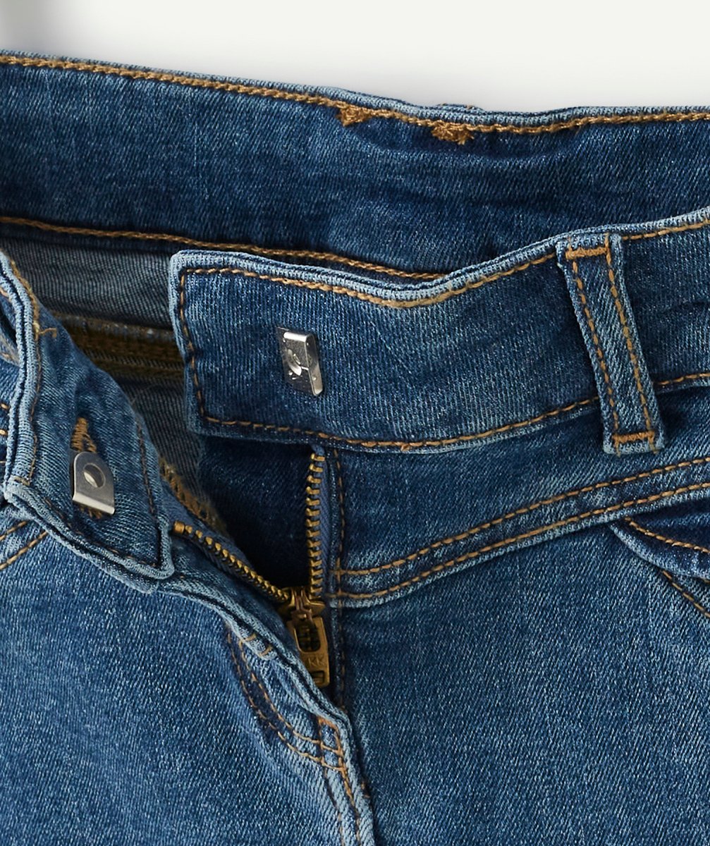 LA JUPE DROITE EN JEAN AVEC VOLANTS SUR LES POCHES
