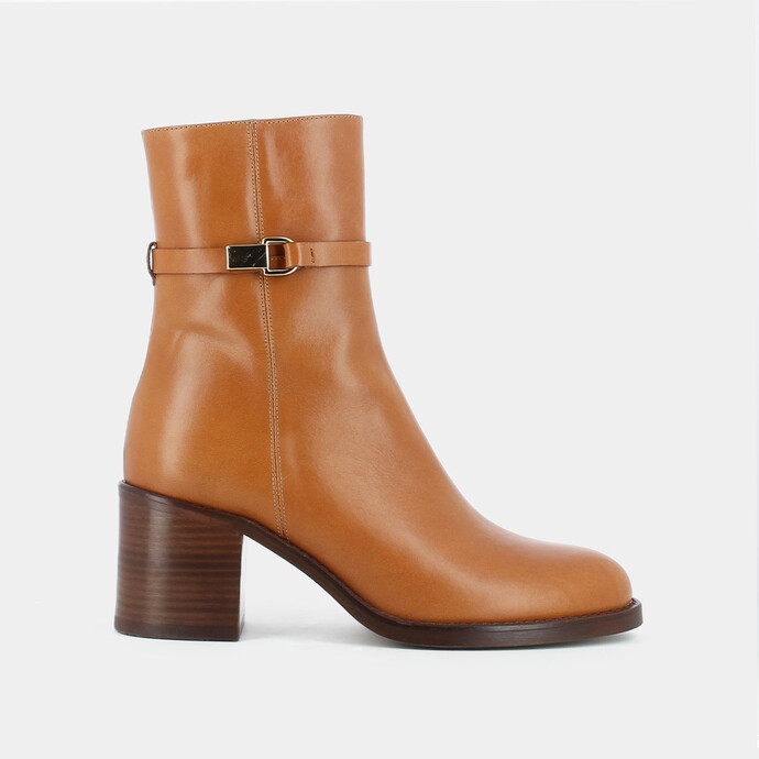 Bottines à talons et boucles  en cuir camel